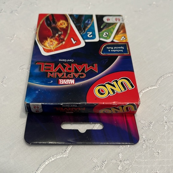 UNO Marvel Captain Marvel Card Game - Picture 2 of 3
